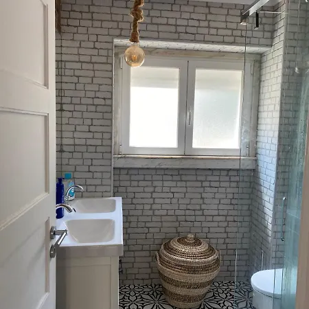 T2 Alvalade Em 3 Pessoas Apartmán