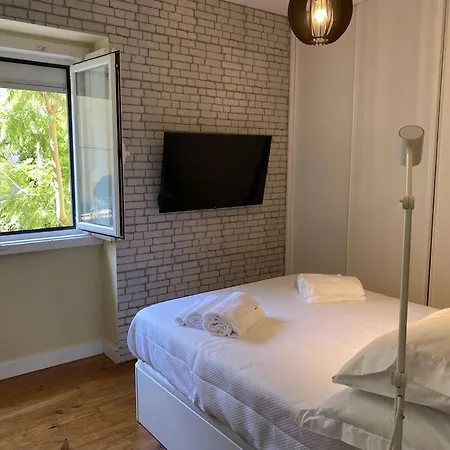 T2 Alvalade Em 3 Pessoas شقة *